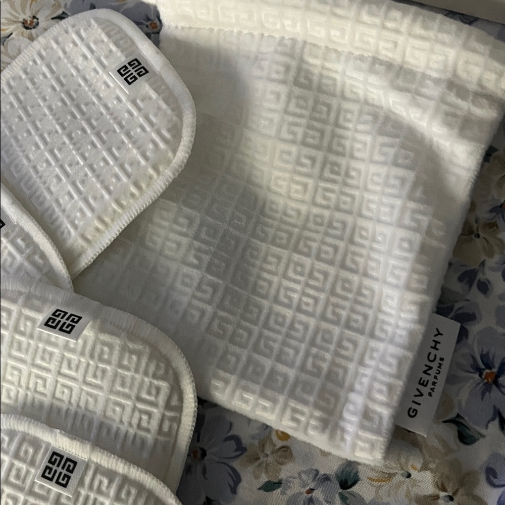 Givenchy Reusable Makeup Remover Pads with Pouch - Picture 4 of 4